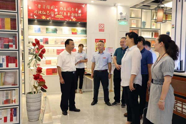 百色市政协主席雷多荣到凌云县新华书店有限公司“政协委员之家”学习基地调研