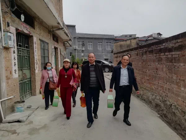玉林市新华书店有限公司开展走访慰问贫困生活动