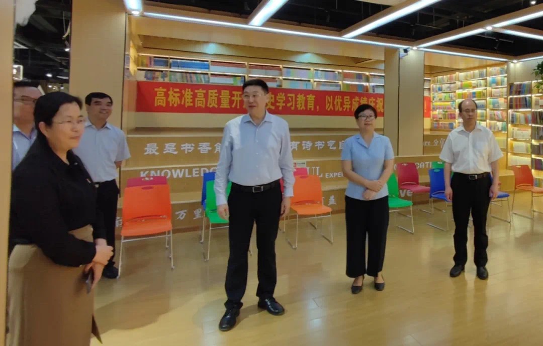 自治区政协副主席、河池市委书记何辛幸到宜州区新华书店有限公司调研