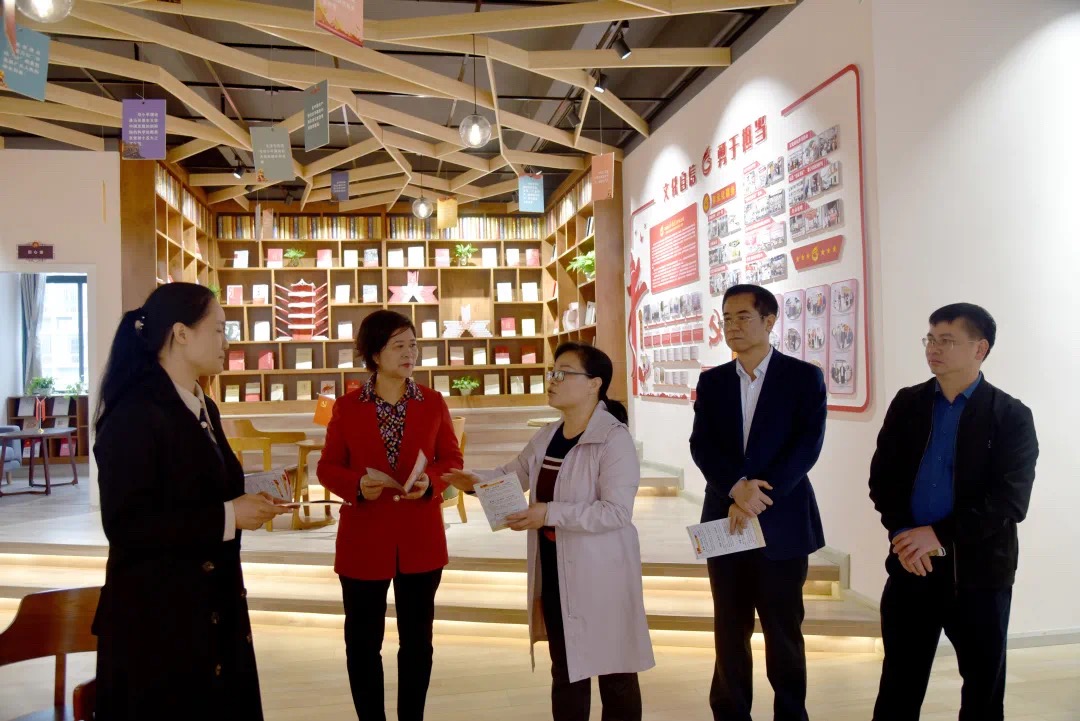 来宾市总工会党组书记、常务副主席周玉娟到来宾市新华书店有限公司调研