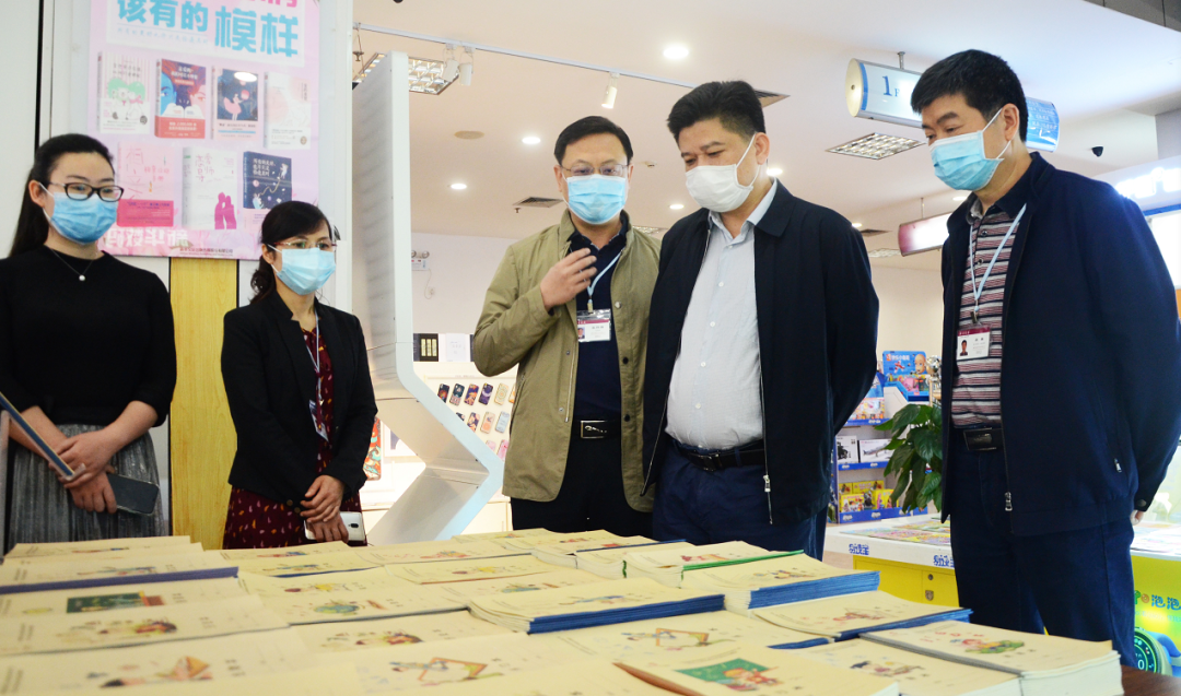 坚定信心，挺拔主业，寻求突破——张华斌到柳州市新华书店有限公司调研指导工作
