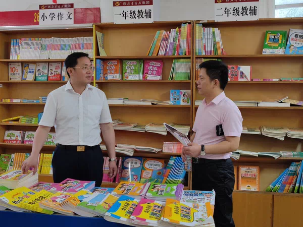 凤山县委书记薛海源到凤山县新华书店有限公司开展调研工作