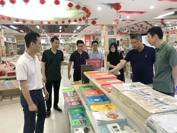 广西出版传媒集团有限公司总编辑张艺兵到平南县新华书店有限公司调研