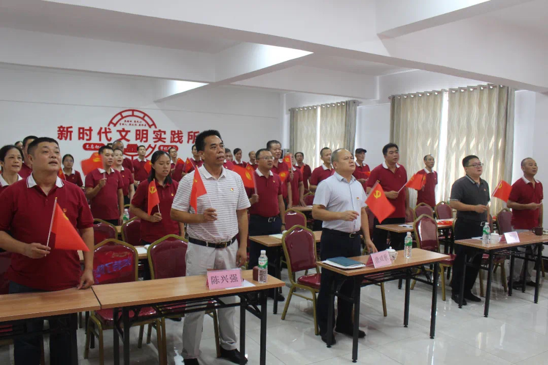 广西出版传媒集团有限公司党委副书记、 副董事长、总经理唐咸秋到北海市新华书店有限公司开展党史学习教育宣讲会