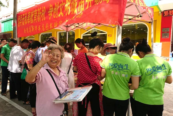 合浦县新华书店：开展向读者赠阅图书活动