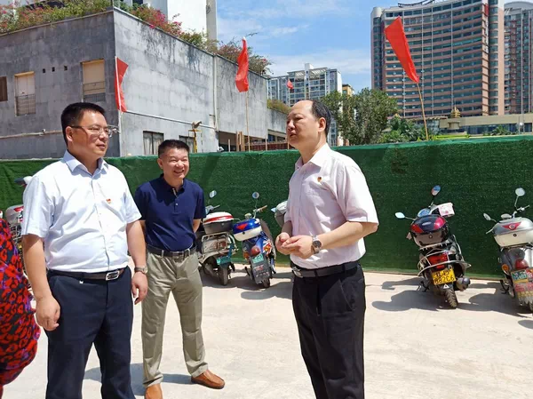 梧州市委常委、宣传部部长黄恩一行到梧州市新华书店有限公司党群服务中心城市书吧考察调研
