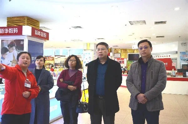 广西出版传媒集团总编辑张艺兵到柳州市新华书店有限公司调研