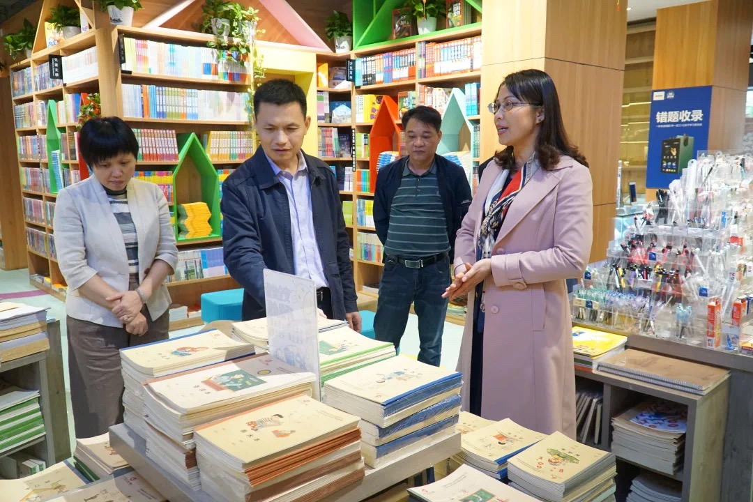 广西新华书店集团股份有限公司董事、副总经理邵福荣到武宣县新华书店有限公司调研