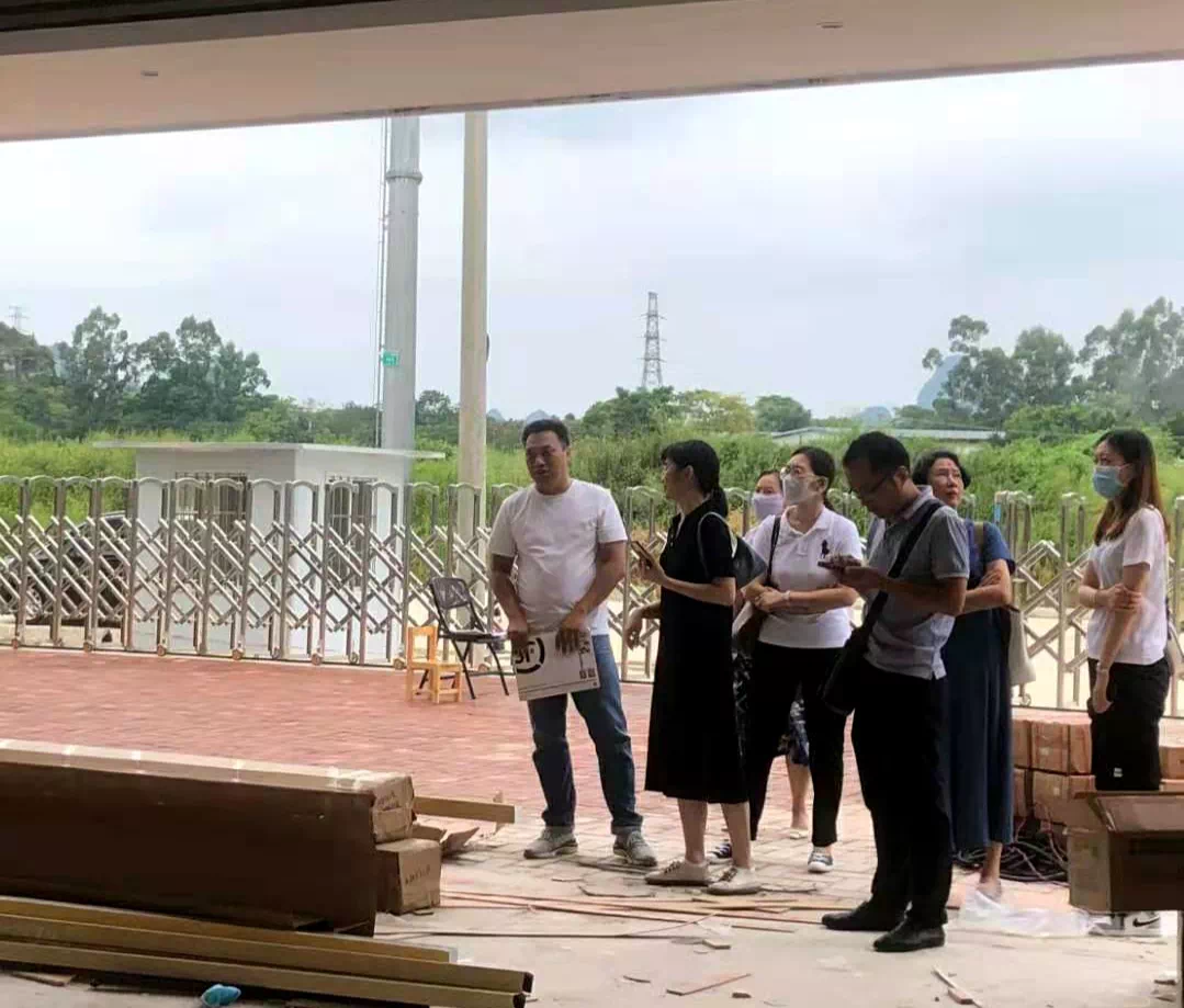 广西新华幼儿教育投资有限公司总经理钟茜一行到柳州市鱼峰区洛维幼儿园、东环路幼儿园检查开园准备工作