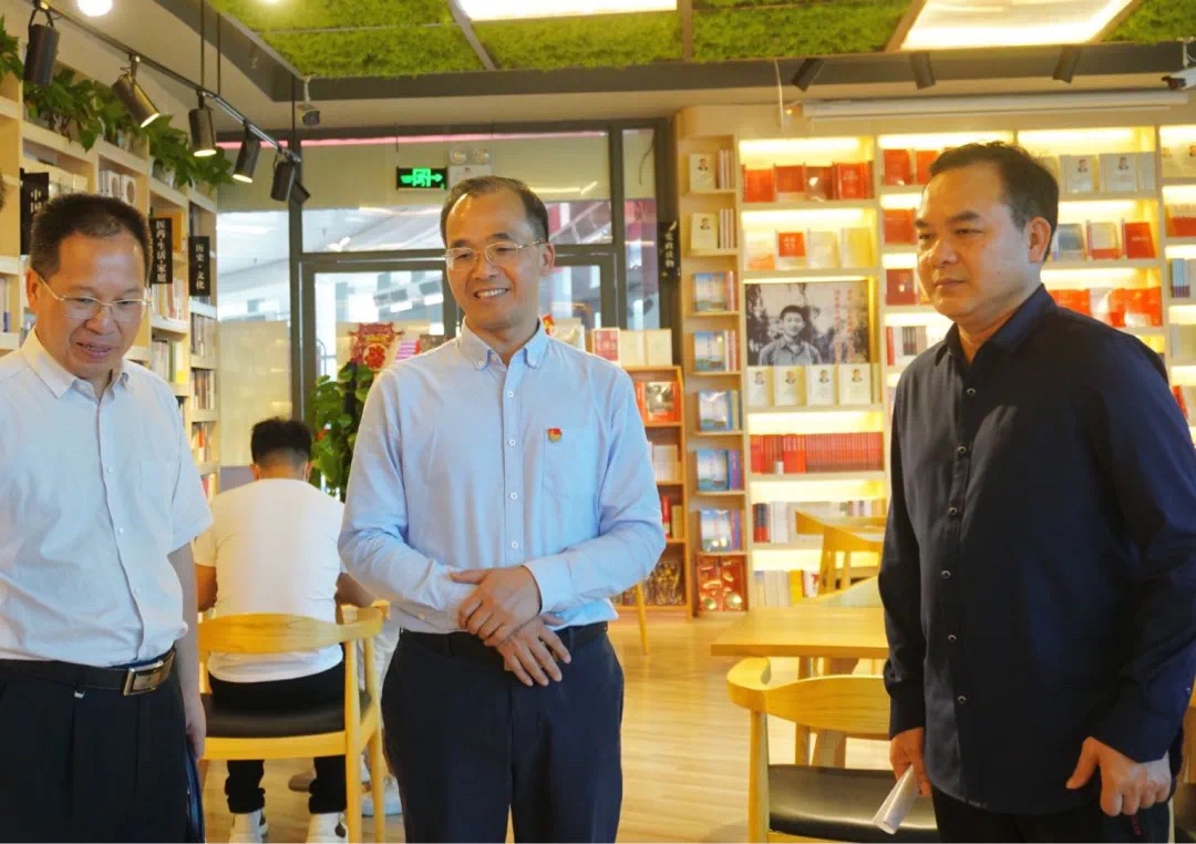 防城港市委常委、宣传部部长梁宗勇到防城港市新华书店有限公司调研