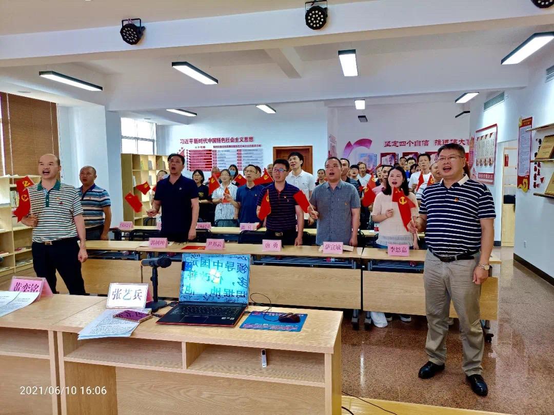 广西出版传媒集团总编辑张艺兵到贺州市新华书店有限公司开展党史学习教育宣讲并调研