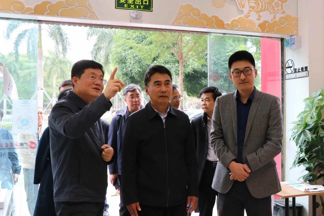 广西壮族自治区政协副主席王乃学一行莅临广西新华书店集团邕华公司民族大道店参观指导