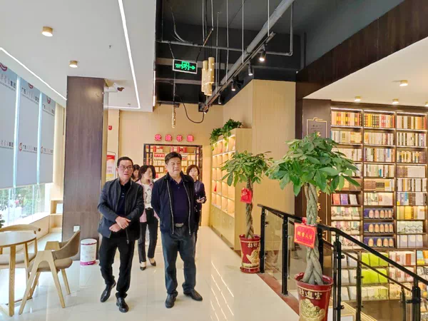 广西新华书店集团领导一行到河池市宜州区、北流市新华书店有限公司调研