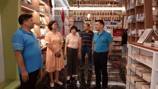 广西新华书店集团股份有限公司董事、副总经理邵福荣到合山市新华书店有限公司调研指导工作