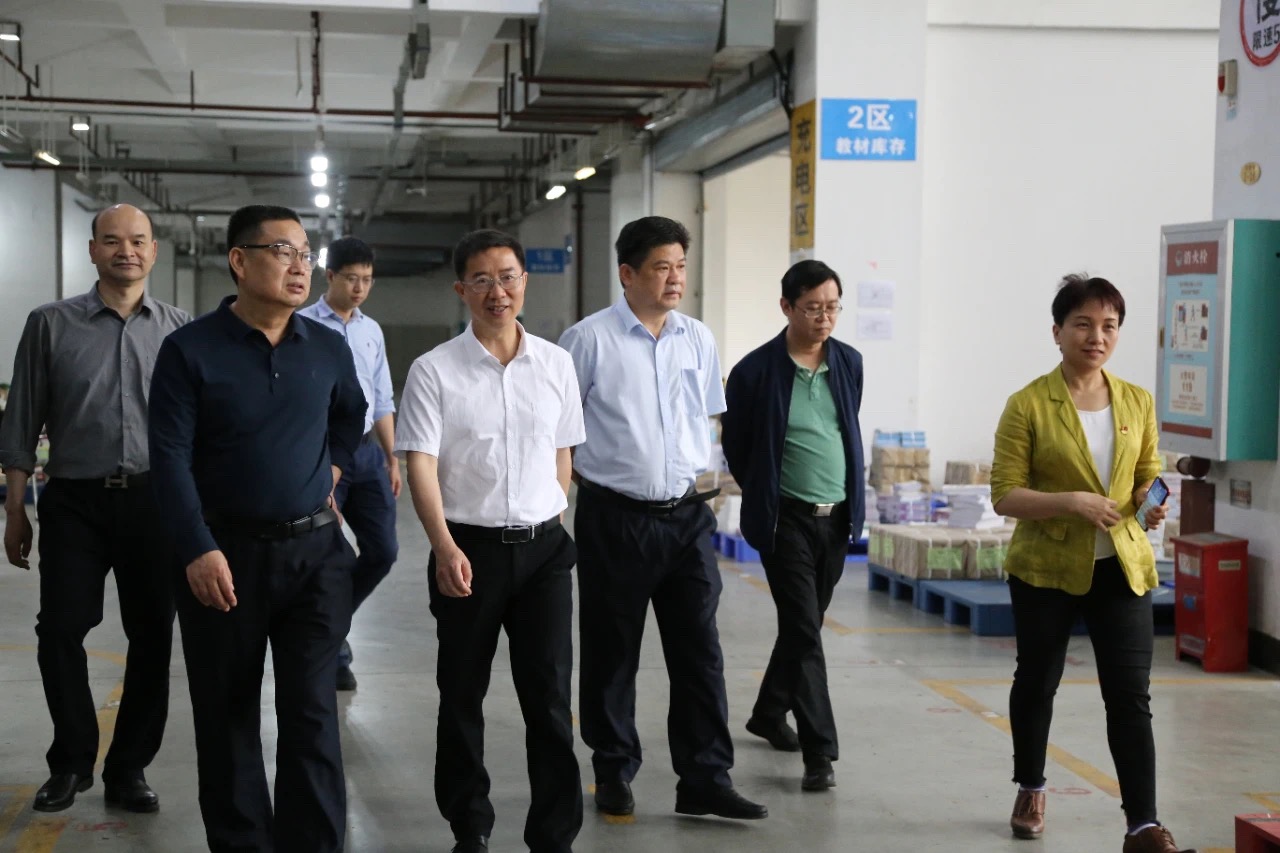 贺州市委常委、宣传部部长李剑思一行到广西新华书店集团股份有限公司调研