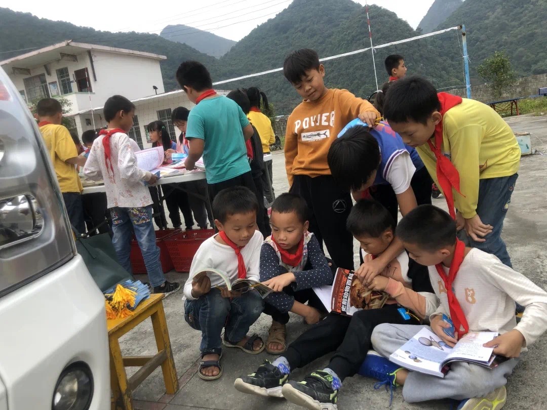 “阅读圆梦·决胜小康”河池市宜州区新华书店有限公司图书进乡村活动