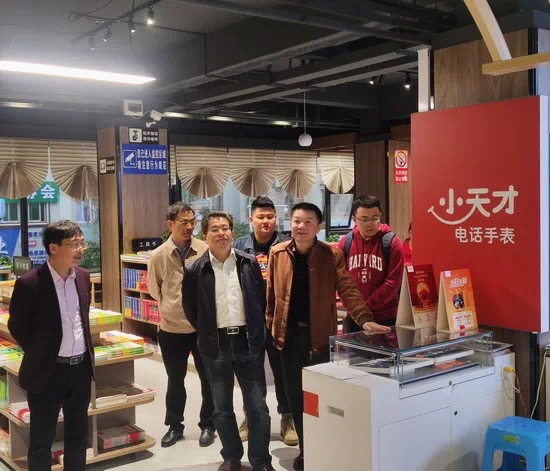 广西出版传媒集团党委委员、董事、常务副总经理韦家武一行到藤县新华书店有限公司开展调研工作