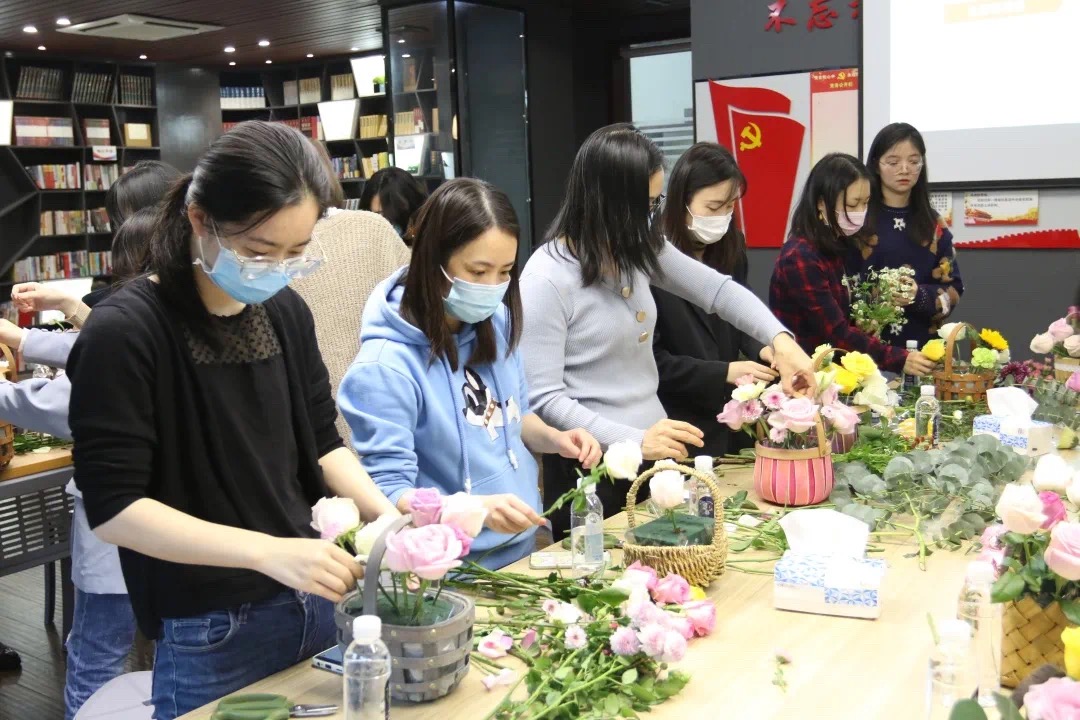 书香伴花香——新华悦读馆开展第二期线下悦读会活动