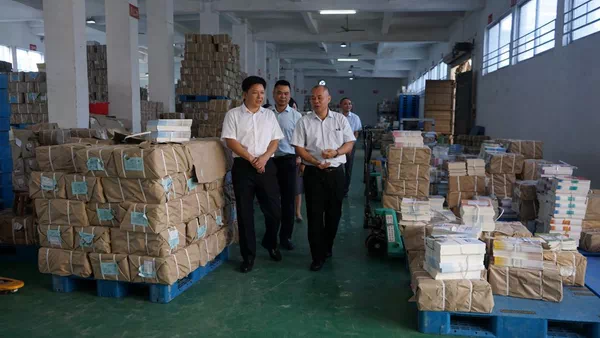 灵山县县长刘钦一行到灵山县新华书店有限公司调研