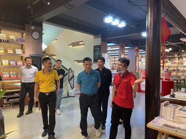广西新华书店集团股份有限公司董事、副总经理邵福荣一行到容县新华书店有限公司进行调研