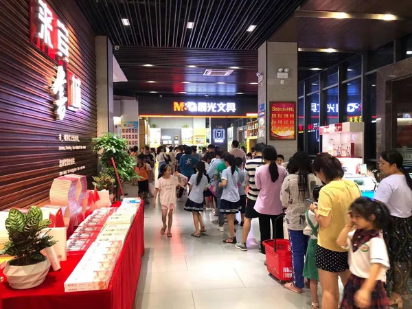 来宾书城：开学第一天，家长学生购书忙