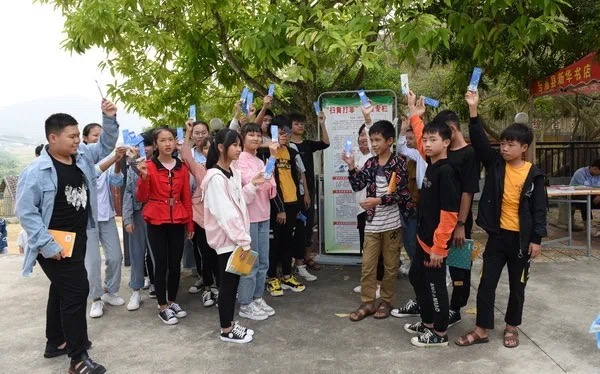 合浦县“扫黄打非”秋季护苗专项行动系列宣传进校园