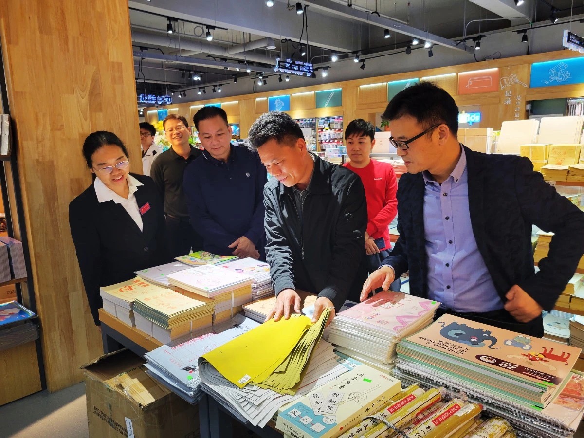 中共南宁市武鸣区委常委、宣传部部长庞前辉到武鸣区新华书店调研