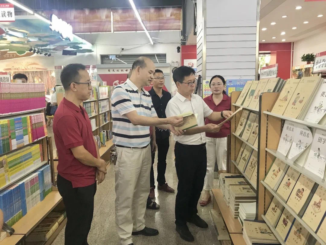 贺州市委宣传部副部长童谦平到贺州市新华书店有限公司调研