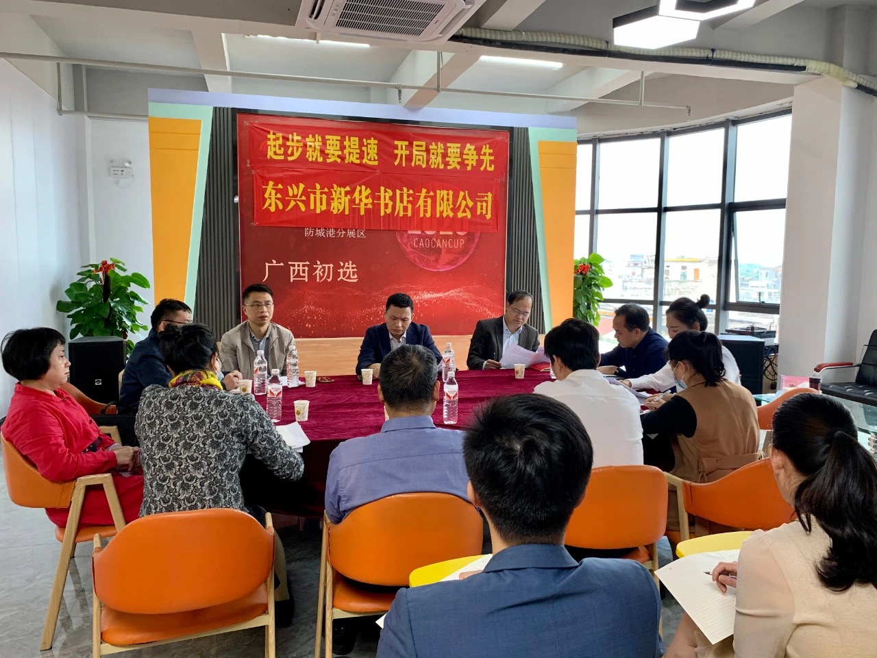 防城港市委宣传部副部长陈伟东,广西新华书店集团股份有限公司董事、副总经理邵福荣到东兴市新华书店有限公司调研